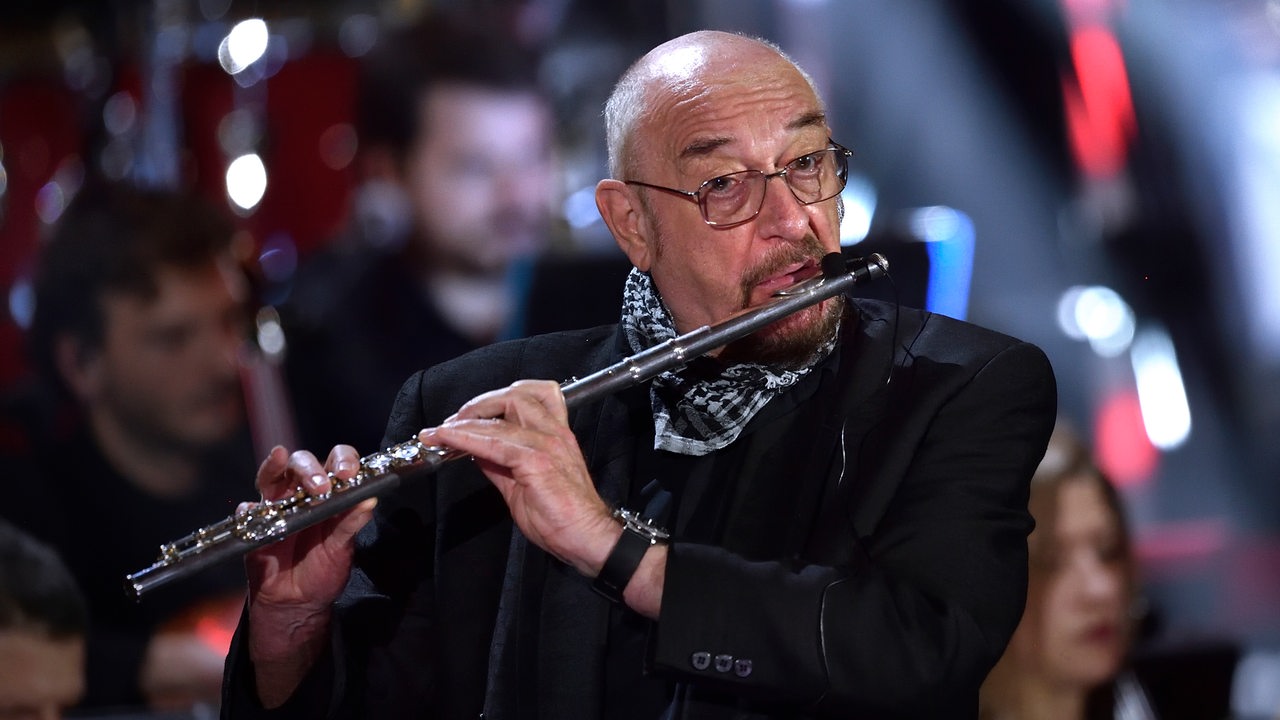 Ian Anderson mit Querflöte auf der Bühne