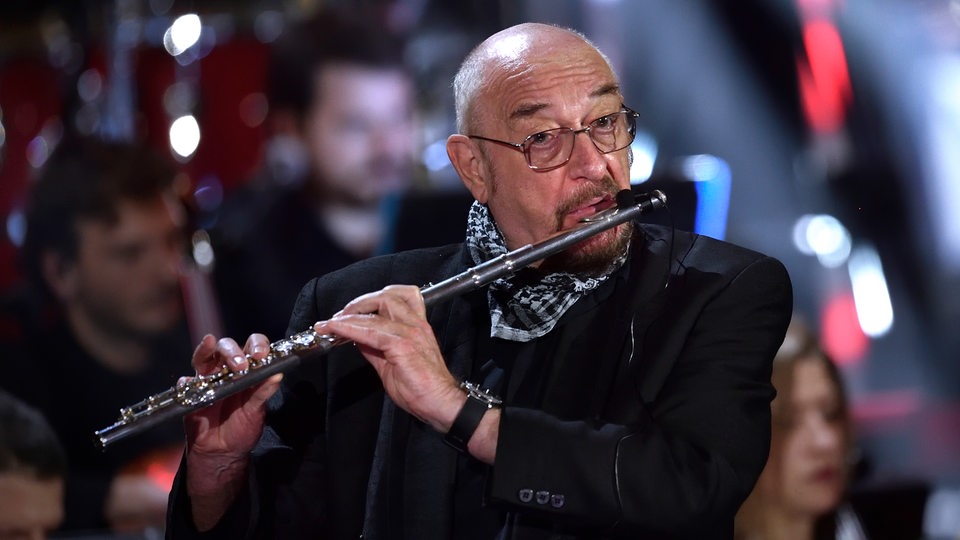 Ian Anderson mit Querflöte auf der Bühne