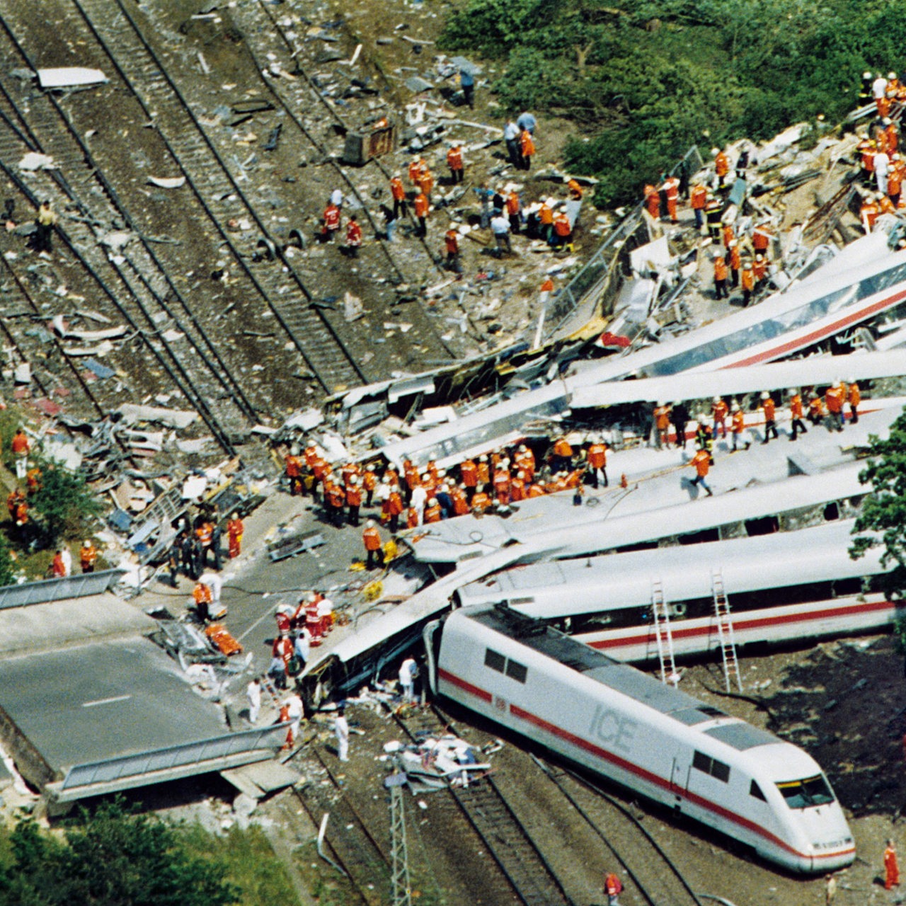 Hunderte von Helfern versuchen am 3.6.1998 im Wrack des verunglückten ICE 884 bei Eschede in der Nähe von Celle, Opfer des Zugunglücks zu bergen.