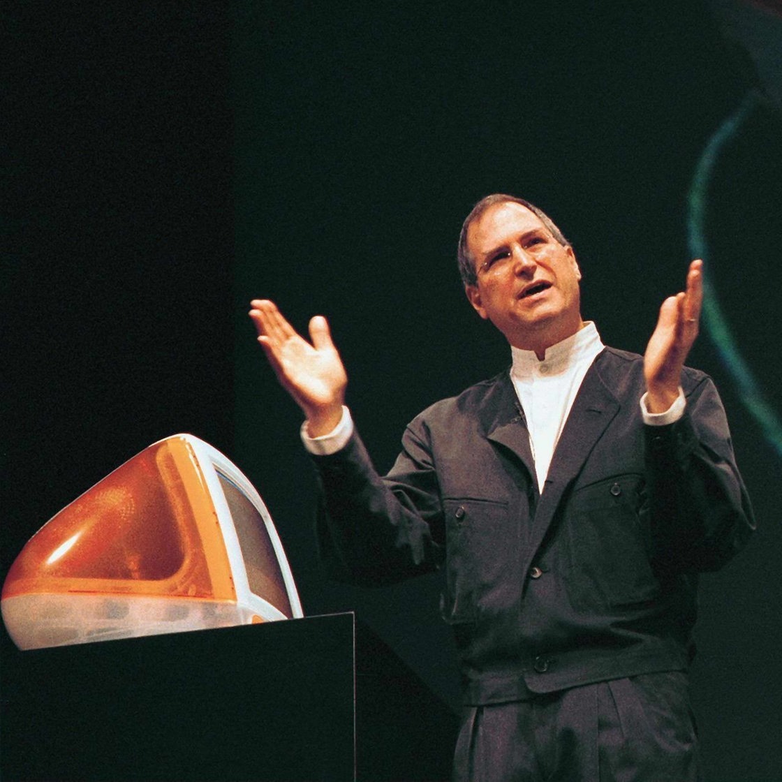 Apple-Interimschef und Mitbegründer Steve Jobs stellt 1999 die neue Generation der iMacs (Archivbild).
