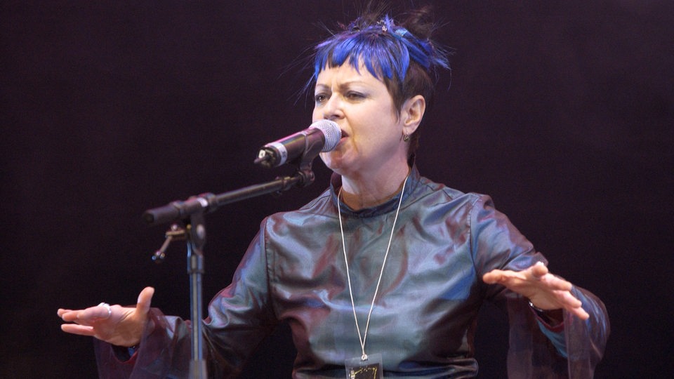 Die Rocksängerin Ina Deter bei einem Auftritt in Berlin am 23.12.2001.