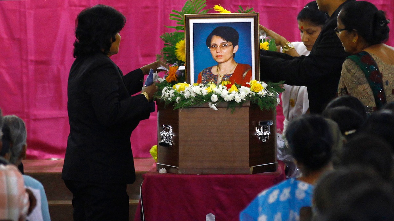 Bildnis von Jacintha Saldanha auf ihrem Sarg während einer Trauerfeier in Indien (Arhcivbild)