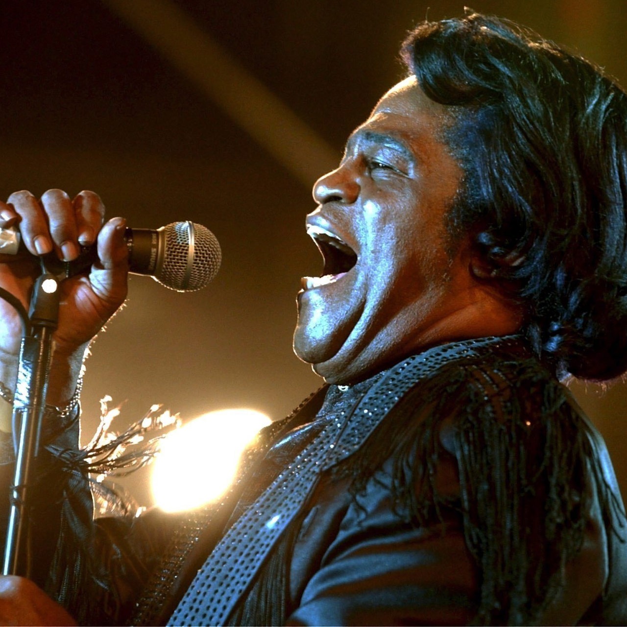 US Soul Legende James Brown singt ins Mikrofon 2002 in der Schweiz