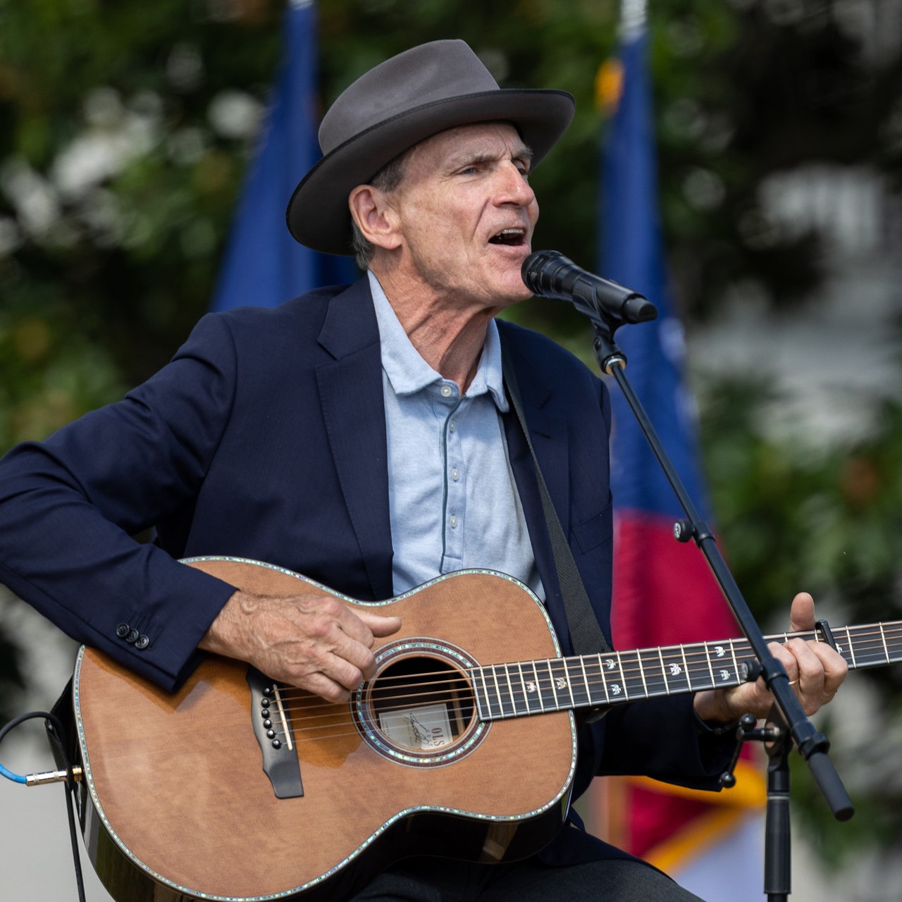 James Taylor mit Gitarre vor dem Weißen Haus 2022