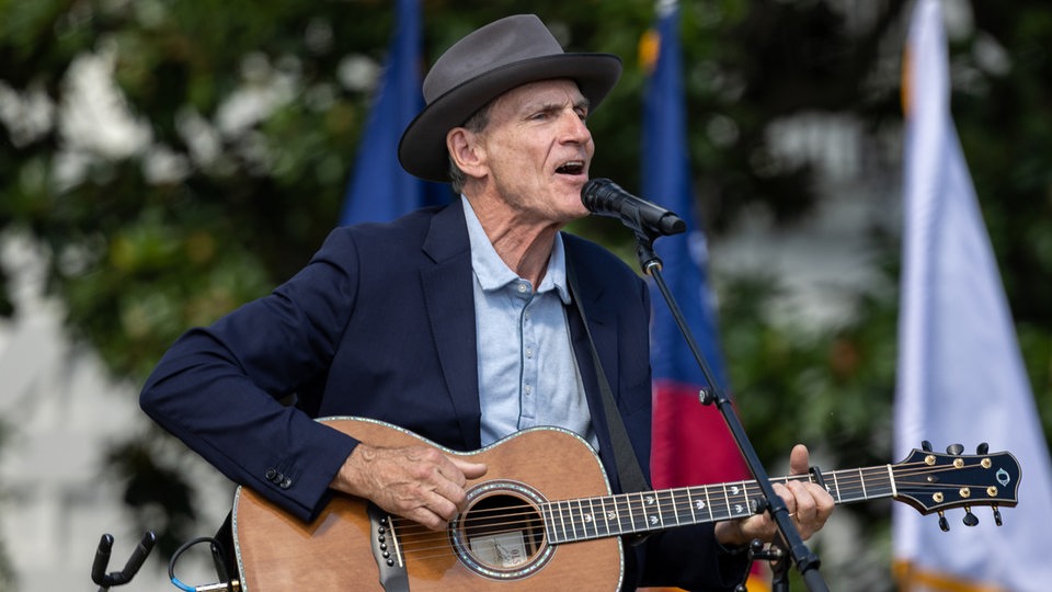 James Taylor mit Gitarre vor dem Weißen Haus 2022