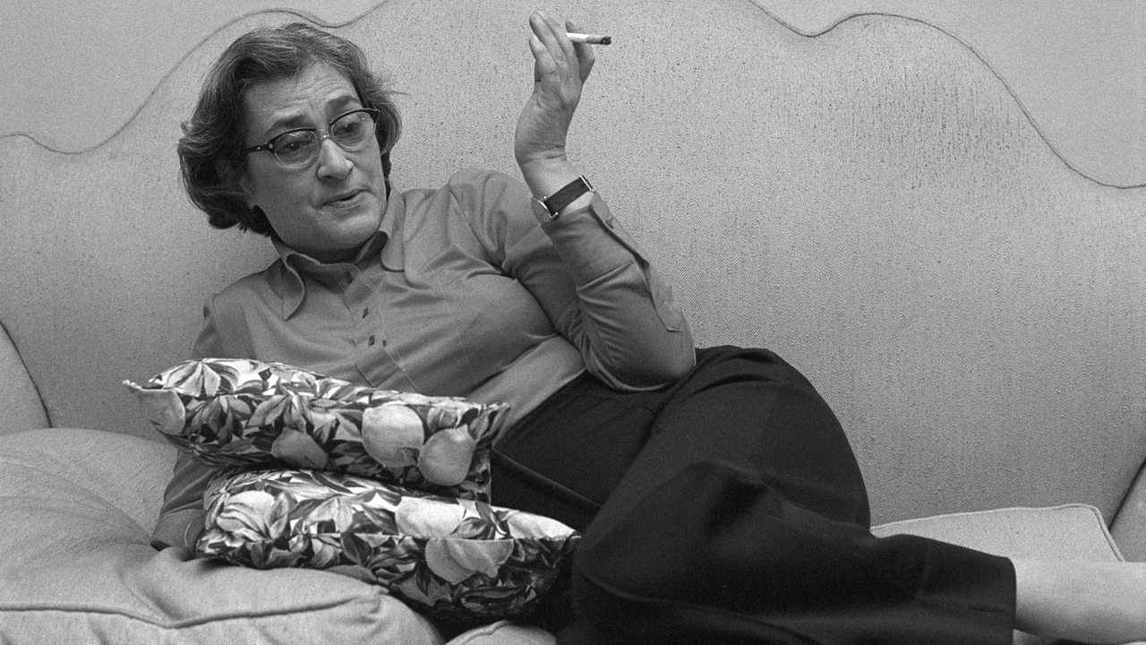 Jelena Bonner liegt rauchend auf einem Bett (Archivbild)