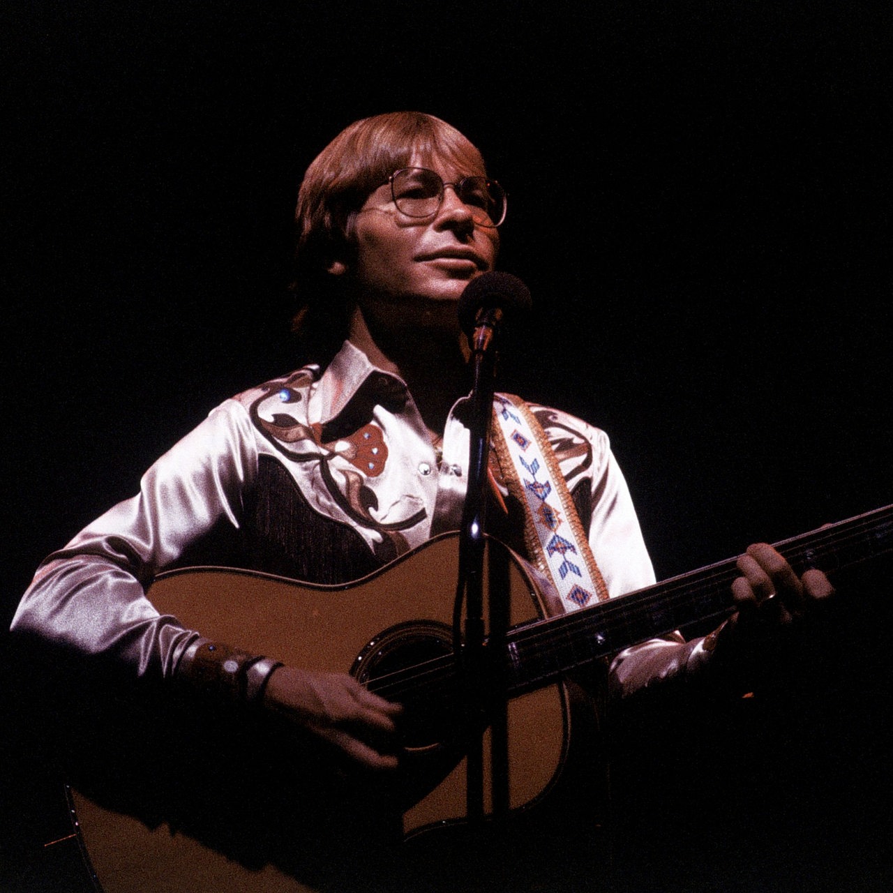 Countrysänger John Denver bei einem Auftritt in den 80er-Jahren (Archivbild)