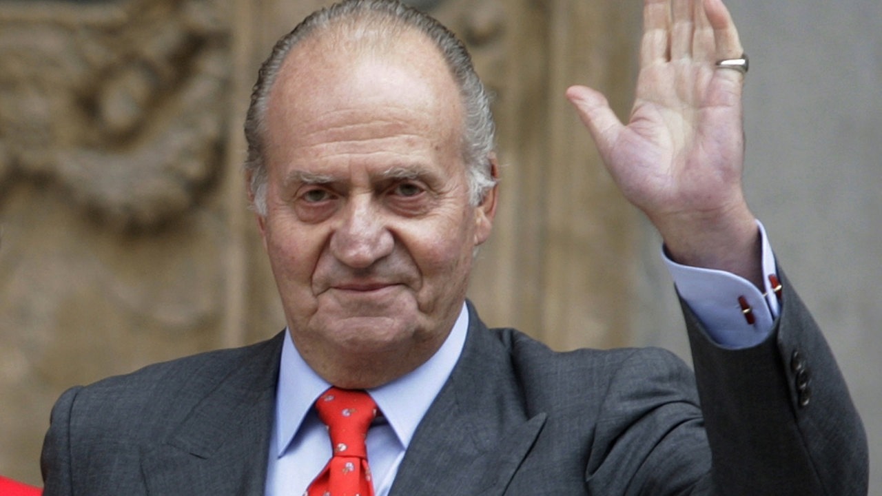 Spaniens König Juan Carlos I. 2009 auf Mallorca grüßt die Menschen (Archivbild)