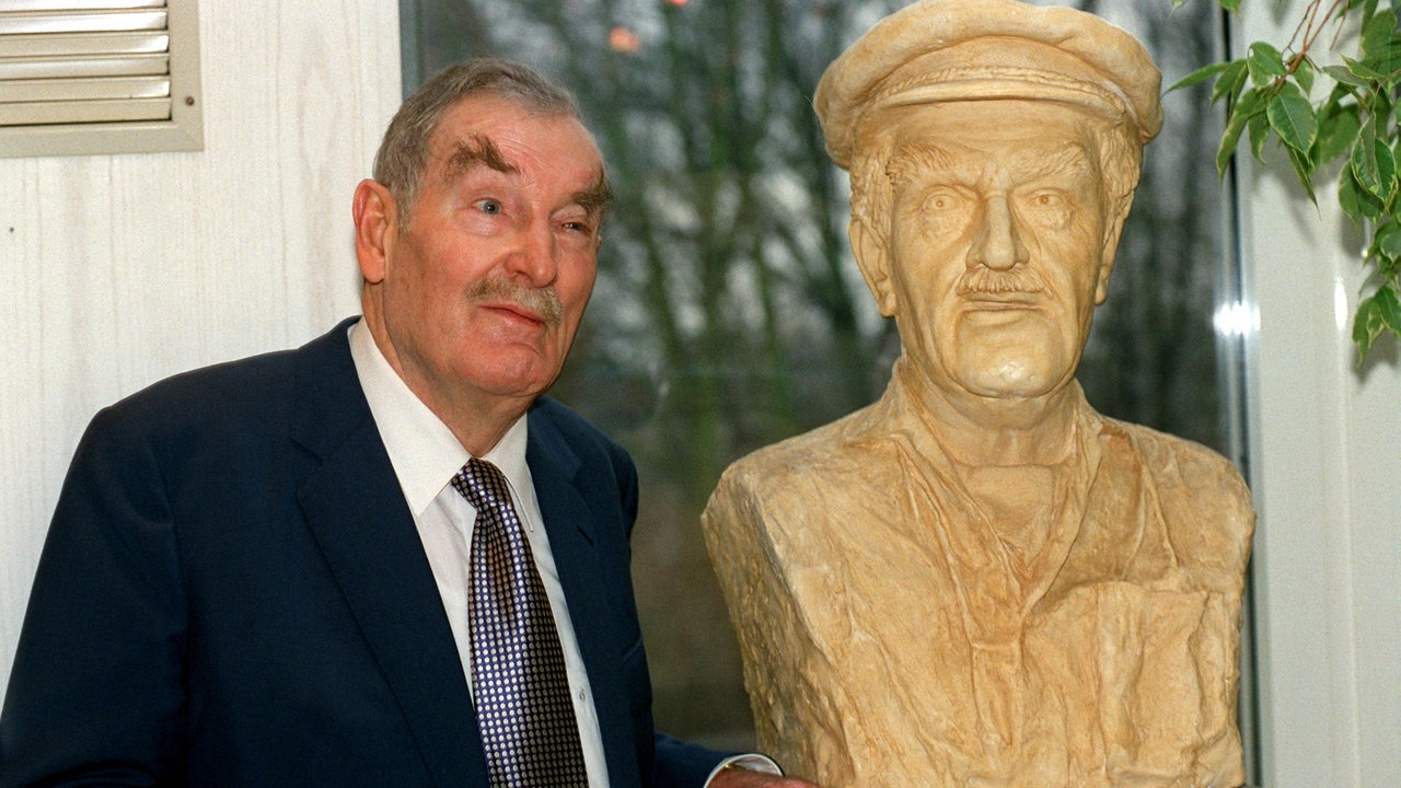 Der Kabarettist, Schauspieler und Schriftsteller Jürgen von Manger posiert am 6. März 1993, seinem 70. Geburtstag, neben einem Geschenk von seinem Freund H. Schröteler: einer Tegtmeier-Büste. 