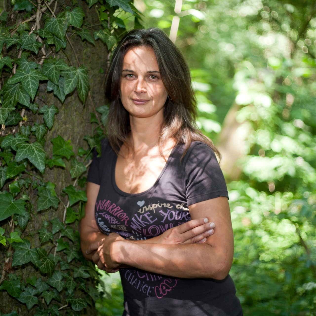 Umweltschützin Julia Hill lehnt 2011 an einem Baum (Archivbild)