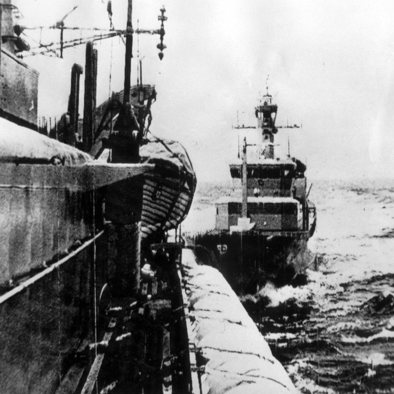 Das isländische Kanonenboot Tyr manövriert 1976 in unmittelbarer Nähe der britischen Fregatte "HMS Bacchante". 