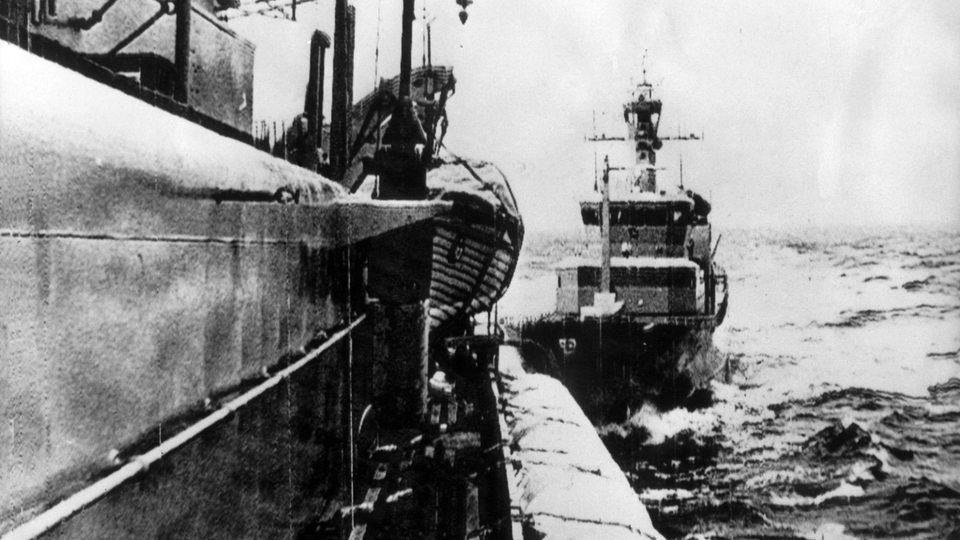 Das isländische Kanonenboot Tyr manövriert 1976 in unmittelbarer Nähe der britischen Fregatte "HMS Bacchante". 