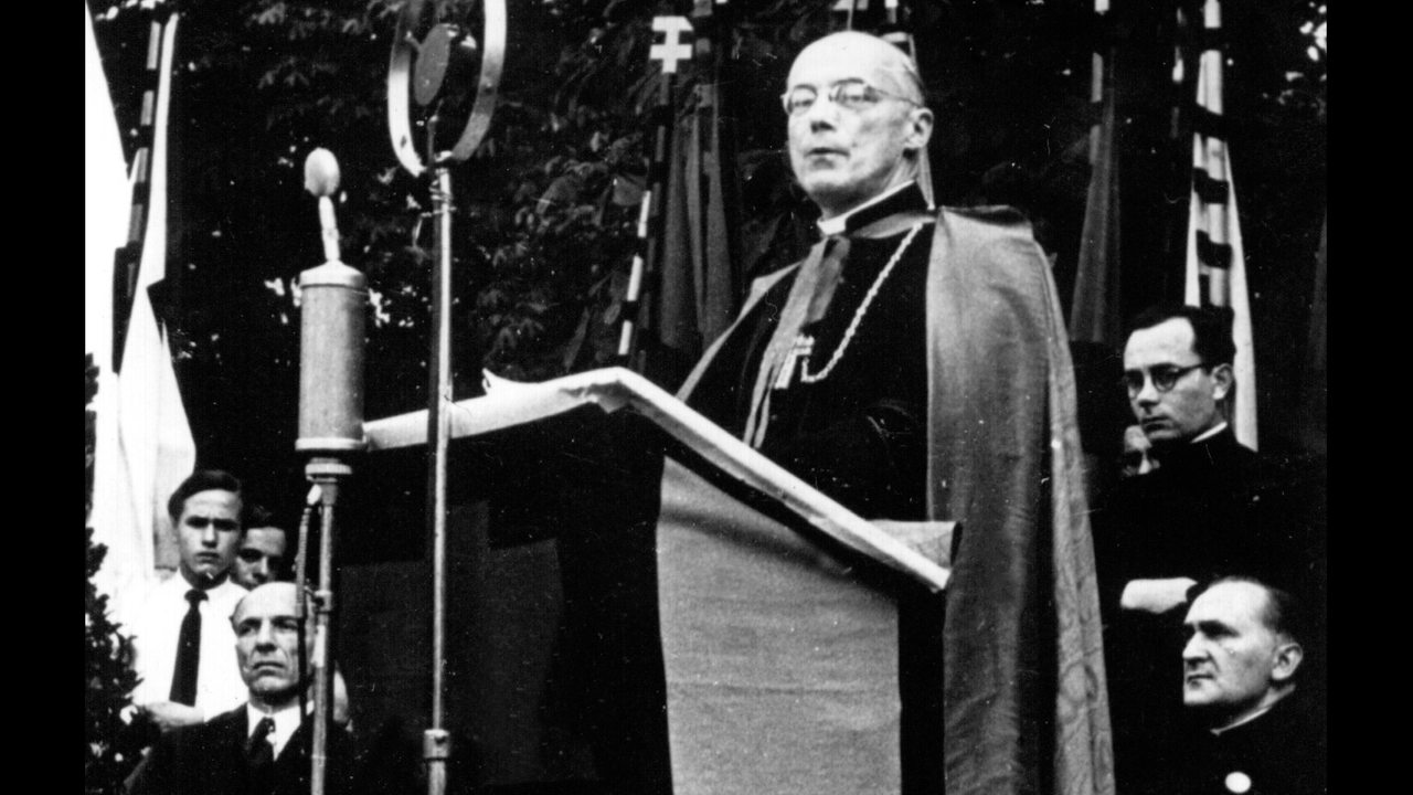 Joseph Kardinal Frings spricht am 13. Juli 1947 auf dem Altmarkt in Oberhausen vor den katholischen Arbeitern und Knappen des Ruhrgebiets über die soziale Sendung der Kirche. 