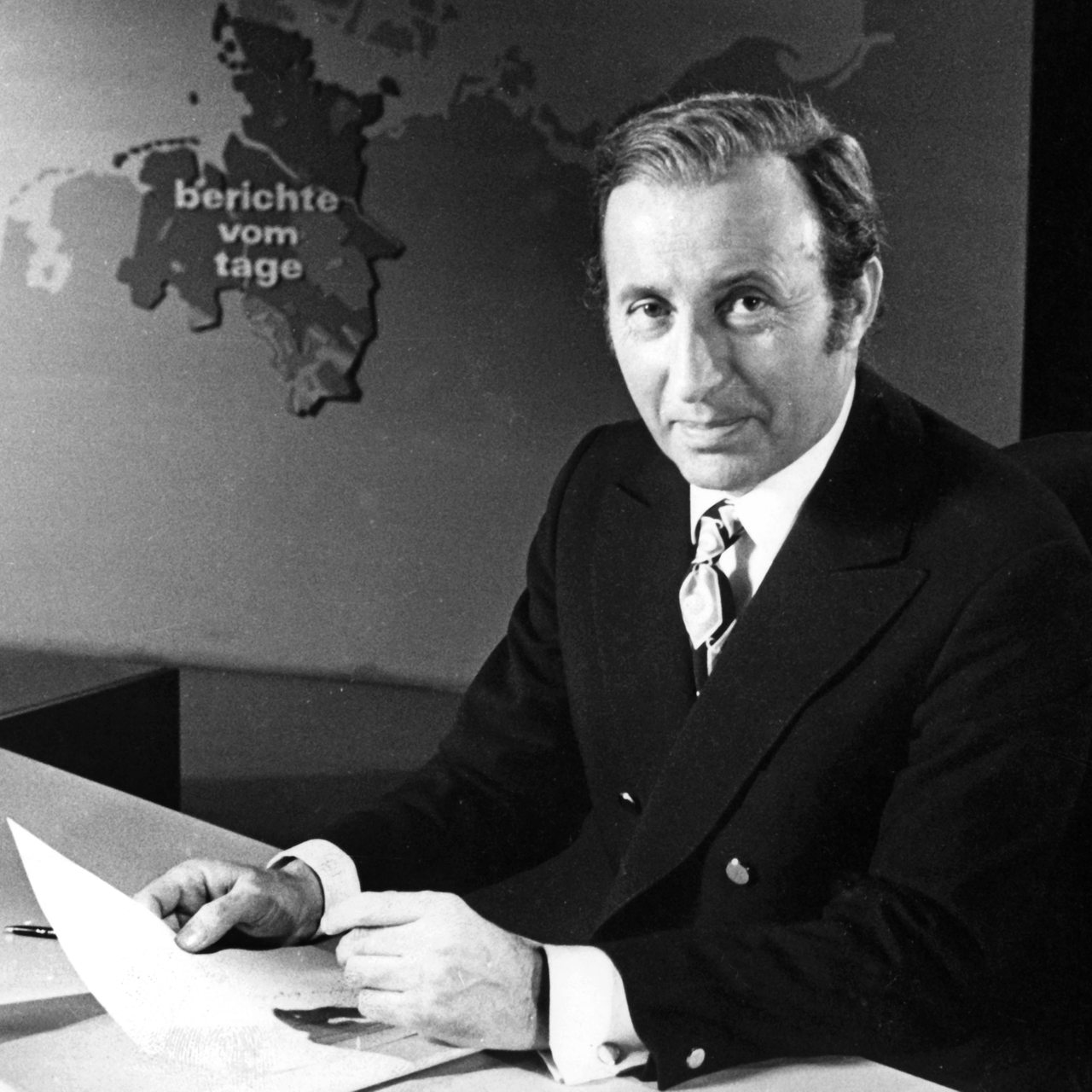 Der Chefsprecher der Tagesschau in der ARD, Karl-Heinz Köpcke, während einer Nachrichtensendung der Tagesschau in der ARD im Fernsehstudio in Hamburg-Lokstedt am 22.02.1971. 