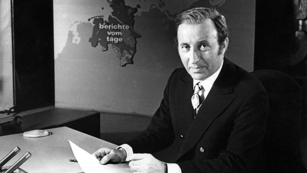 Der Chefsprecher der Tagesschau in der ARD, Karl-Heinz Köpcke, während einer Nachrichtensendung der Tagesschau in der ARD im Fernsehstudio in Hamburg-Lokstedt am 22.02.1971. 