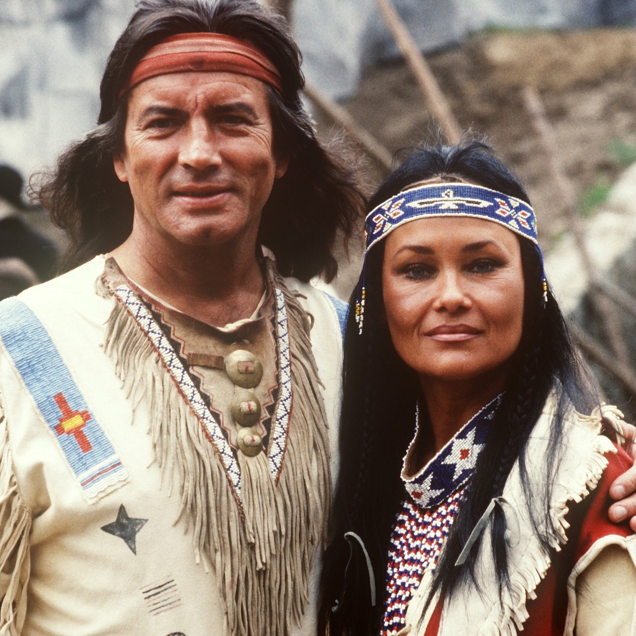  Pierre Brice als Indianerhäuptling Winnetou posiert mit seiner Ehefrau Hella Brice, die die Indianerin Hi-Lah-Di bei den Karl-May-Festspielen in Bad Segeberg spielt.