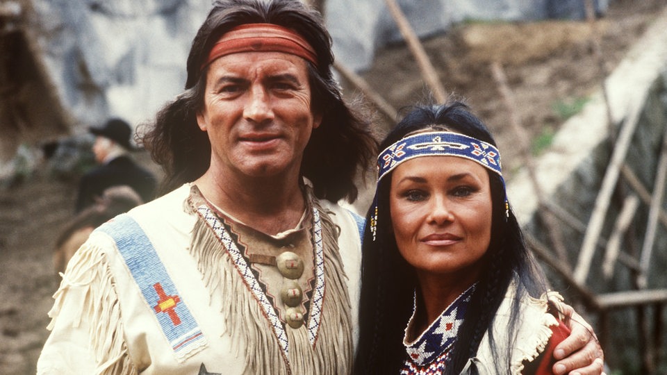  Pierre Brice als Indianerhäuptling Winnetou posiert mit seiner Ehefrau Hella Brice, die die Indianerin Hi-Lah-Di bei den Karl-May-Festspielen in Bad Segeberg spielt.