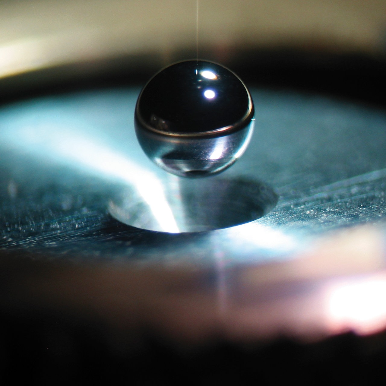 In dieser ungefähr zwei Millimeter großen Beryllium-Kugel sollen die Laser des NIF die Kernfusion zünden (undatiertes Handout). 