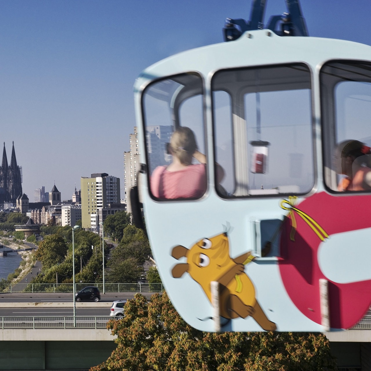 Gondel der Rheinbahn mit Blick auf den Kölner Dom