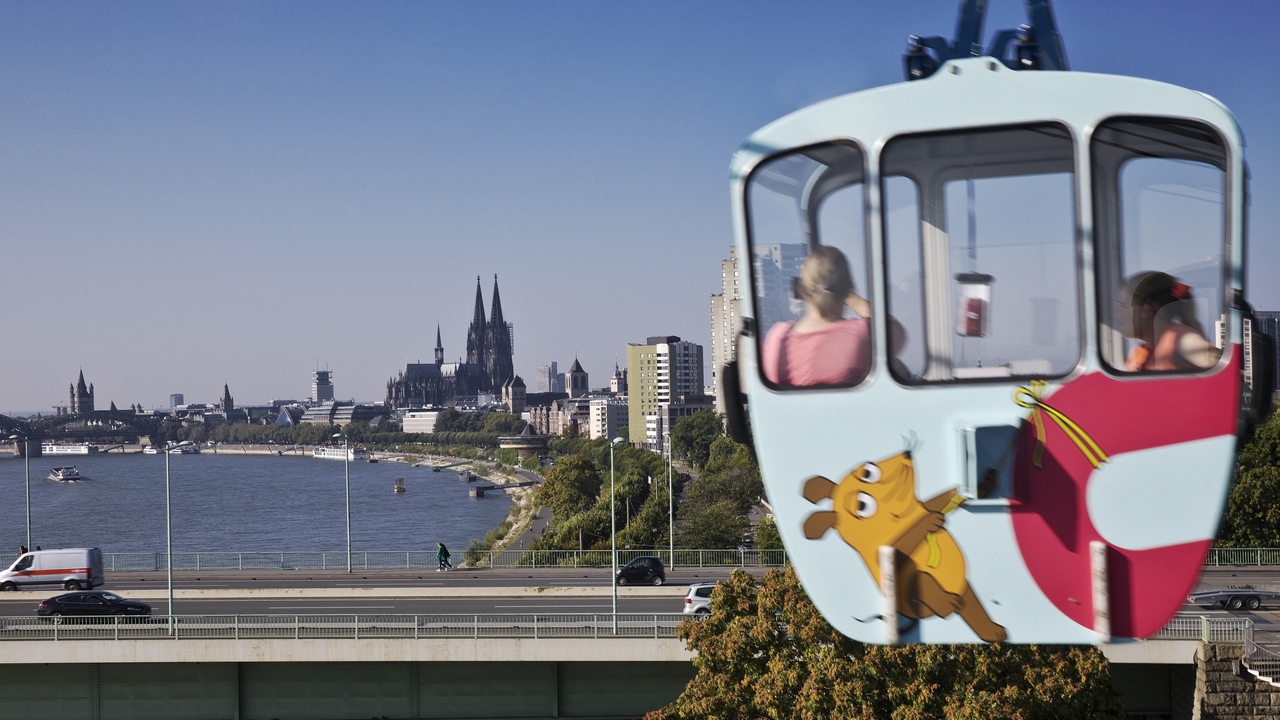 Gondel der Rheinbahn mit Blick auf den Kölner Dom