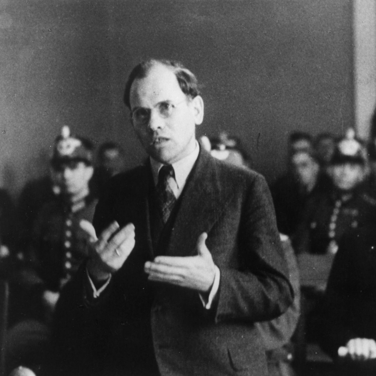 Eugen Gerstenmaier; Mitglied der Widerstandsbewegung Kreisauer Kreis,  vor dem Volksgerichtshof 1944.