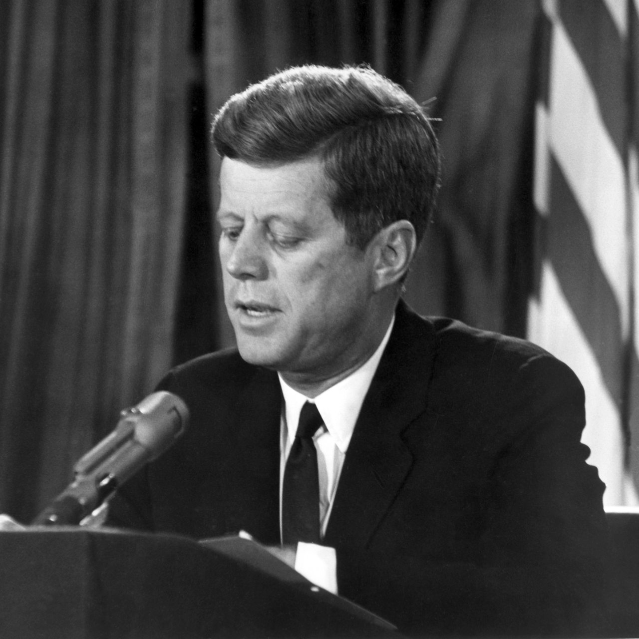 Der amerikanische Präsident John F. Kennedy gibt am 22.10.1962 in Washington in einer Fernsehansprache an die Nation die Blockade Kubas bekannt.