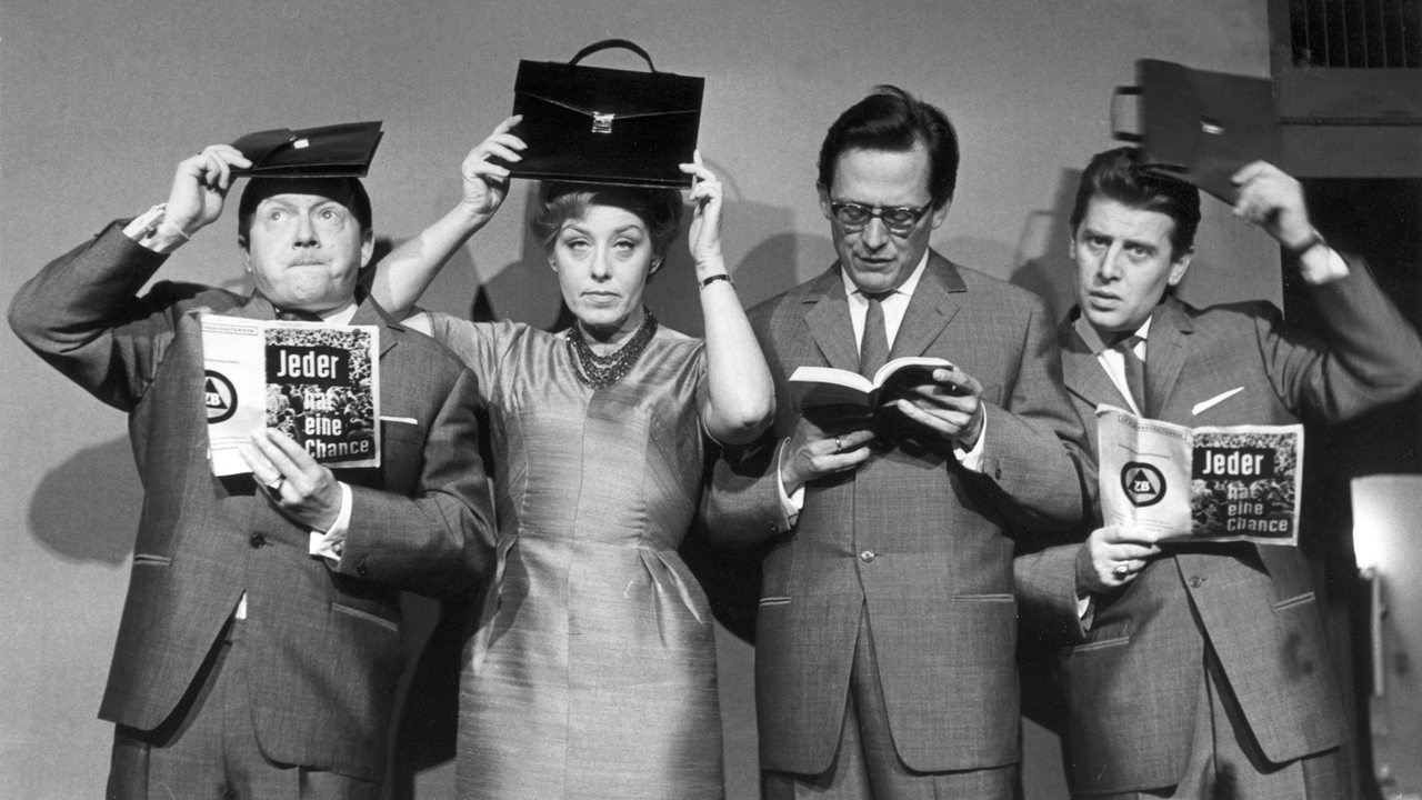 Das Programm der Münchner Lach- und Schießgesellschaft "Jeder hat eine Chance" im Jahr 1962 mit (l-r) Hans J. Diedrich, Ursula Noack, Dieter Hildebrandt und Jürgen Scheller. 