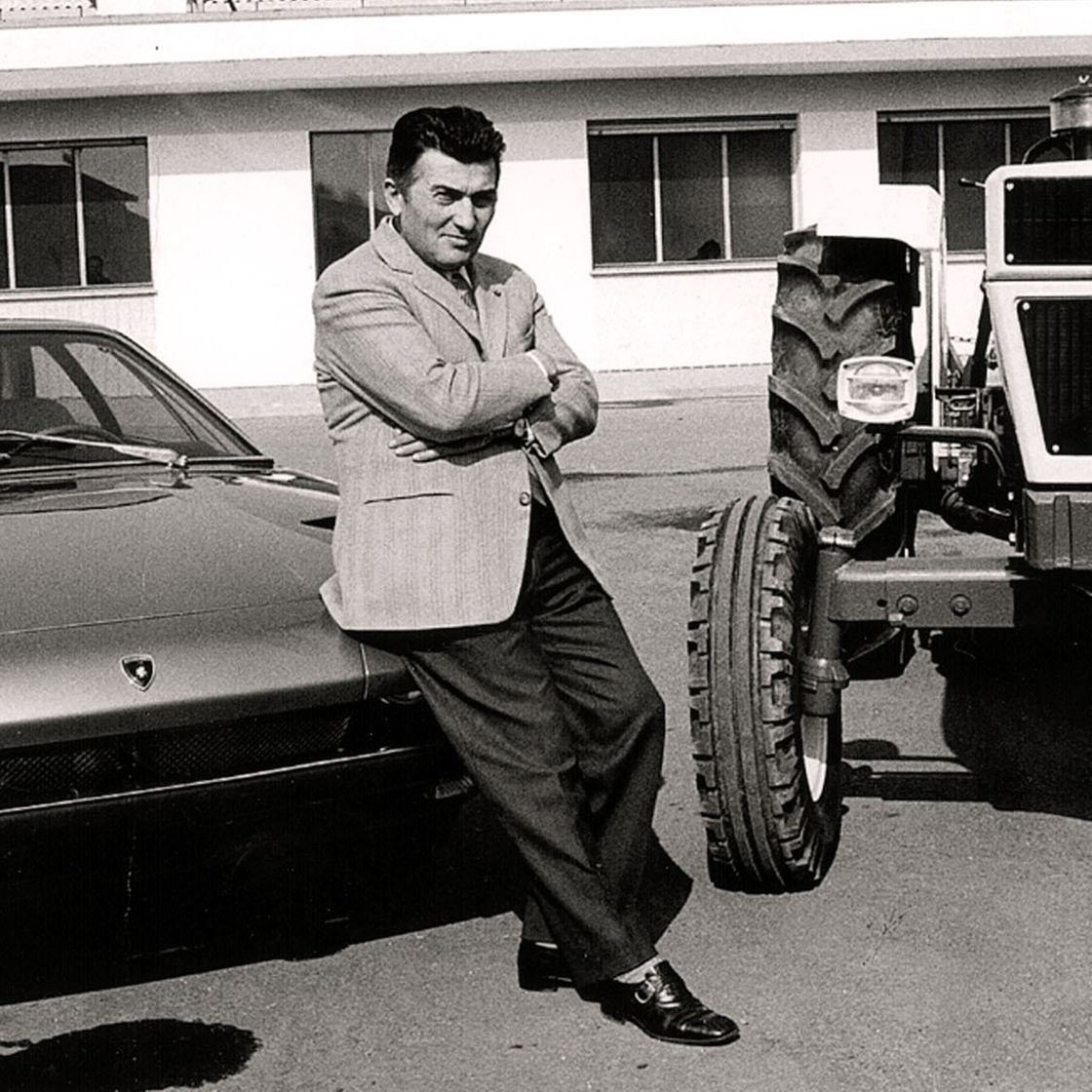 Der italienienische Ingenieur und Unternehmer Ferruccio Lamborghini (1916 - 1993) in einer undatierten Aufnahme zwischen einem seiner Sportwagen und einem Traktor.