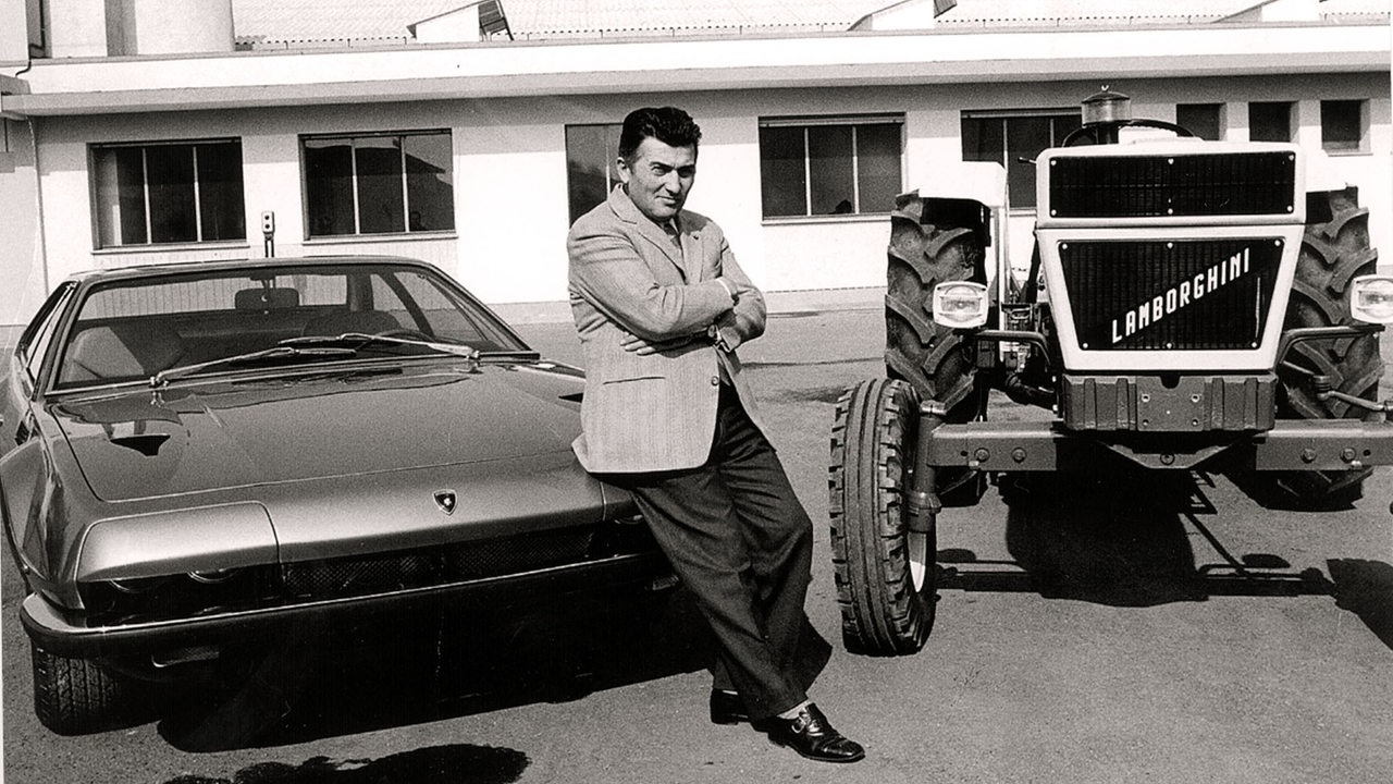 Der italienienische Ingenieur und Unternehmer Ferruccio Lamborghini (1916 - 1993) in einer undatierten Aufnahme zwischen einem seiner Sportwagen und einem Traktor.