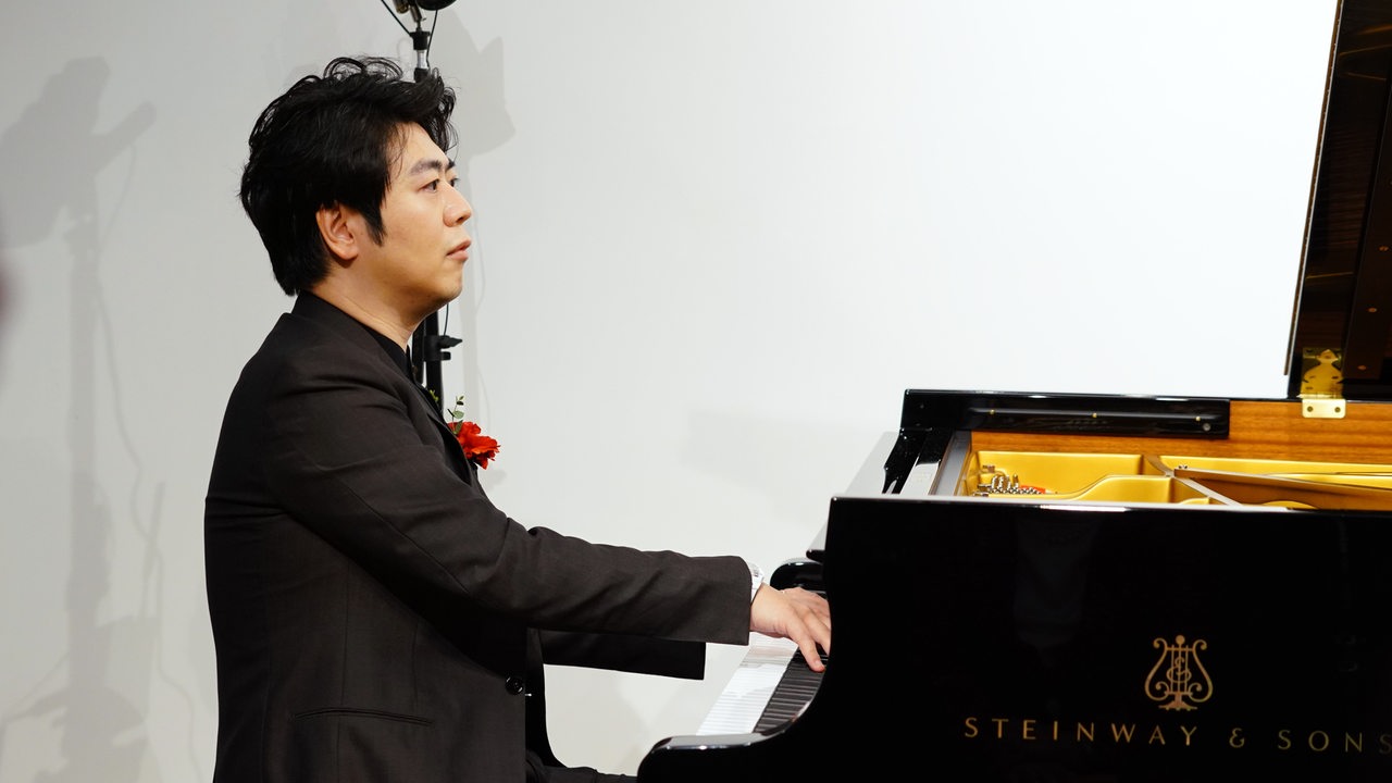 Der chinesische Pianist Lang Lang sitzt an einem Flügel (Archivbild)