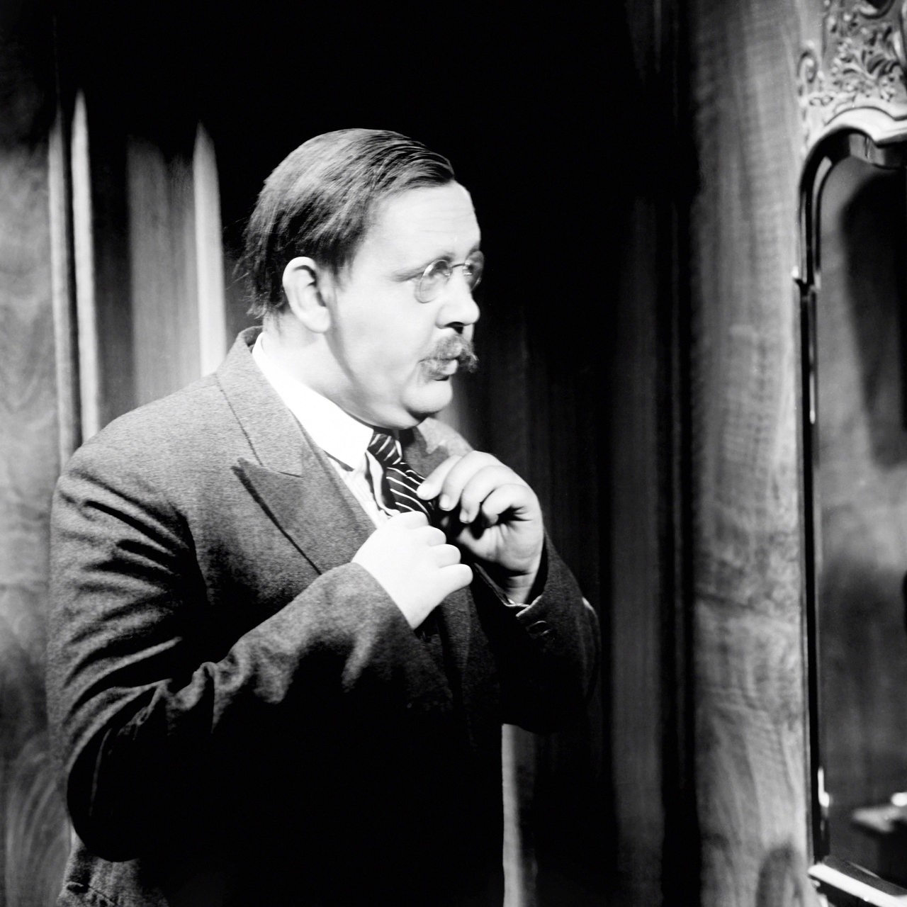 Der Schauspieler Charles Laughton 1932 in einer Filmszene vor einem Spiegen stehend (Archivbild)