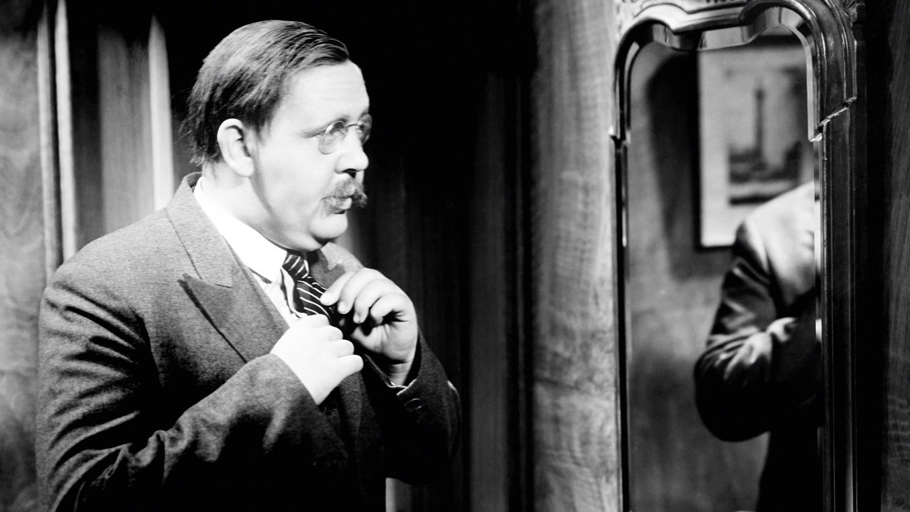 Der Schauspieler Charles Laughton 1932 in einer Filmszene vor einem Spiegen stehend (Archivbild)