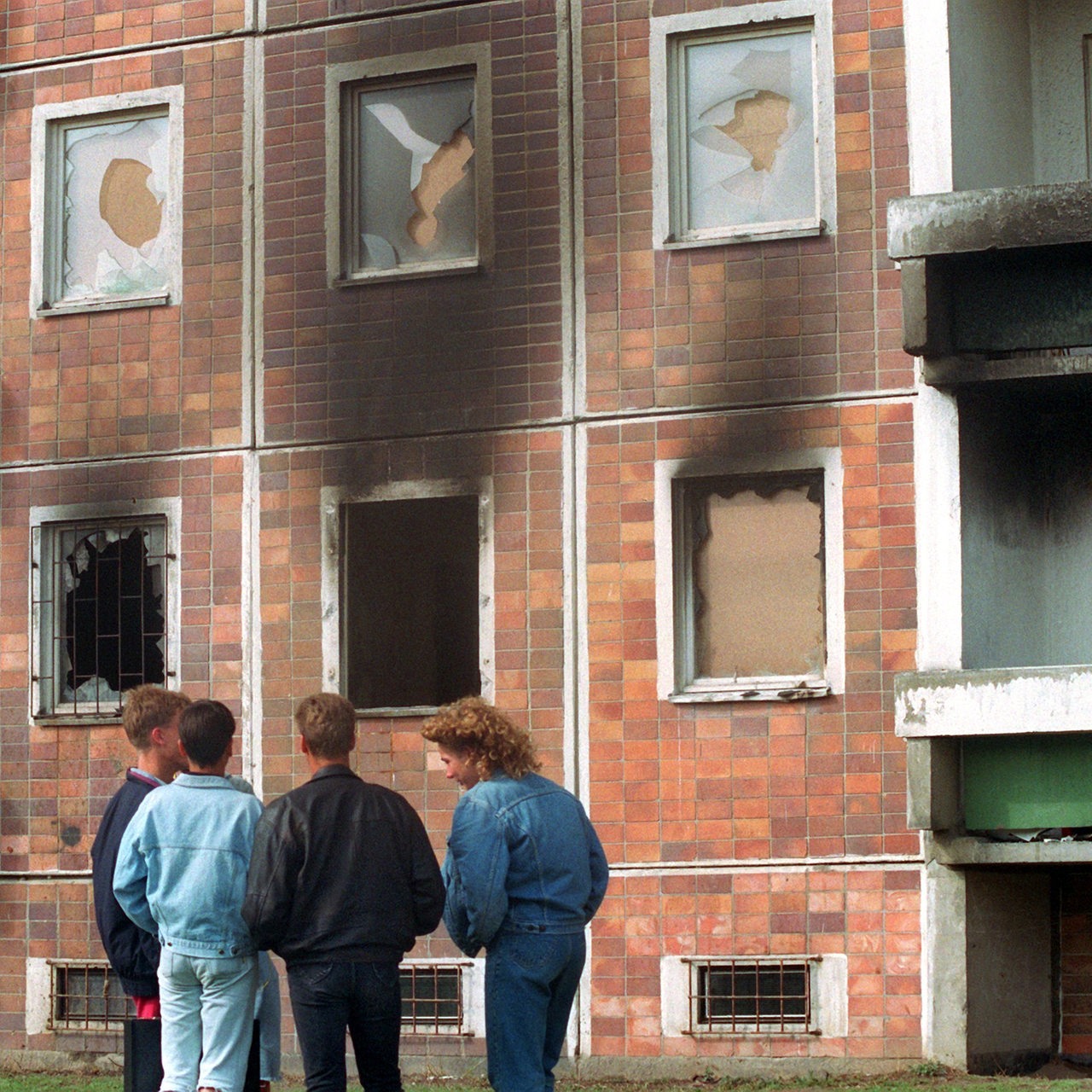 Blick auf das von über 100 Vietnamesen bewohnte Haus neben dem Asylbewerberheim, das am 24. August 1992 von den Randalierern in Brand gesetzt wurde.