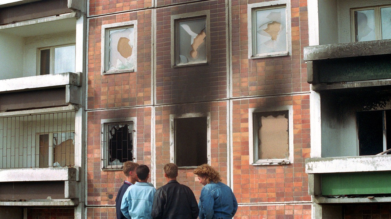 Blick auf das von über 100 Vietnamesen bewohnte Haus neben dem Asylbewerberheim, das am 24. August 1992 von den Randalierern in Brand gesetzt wurde.