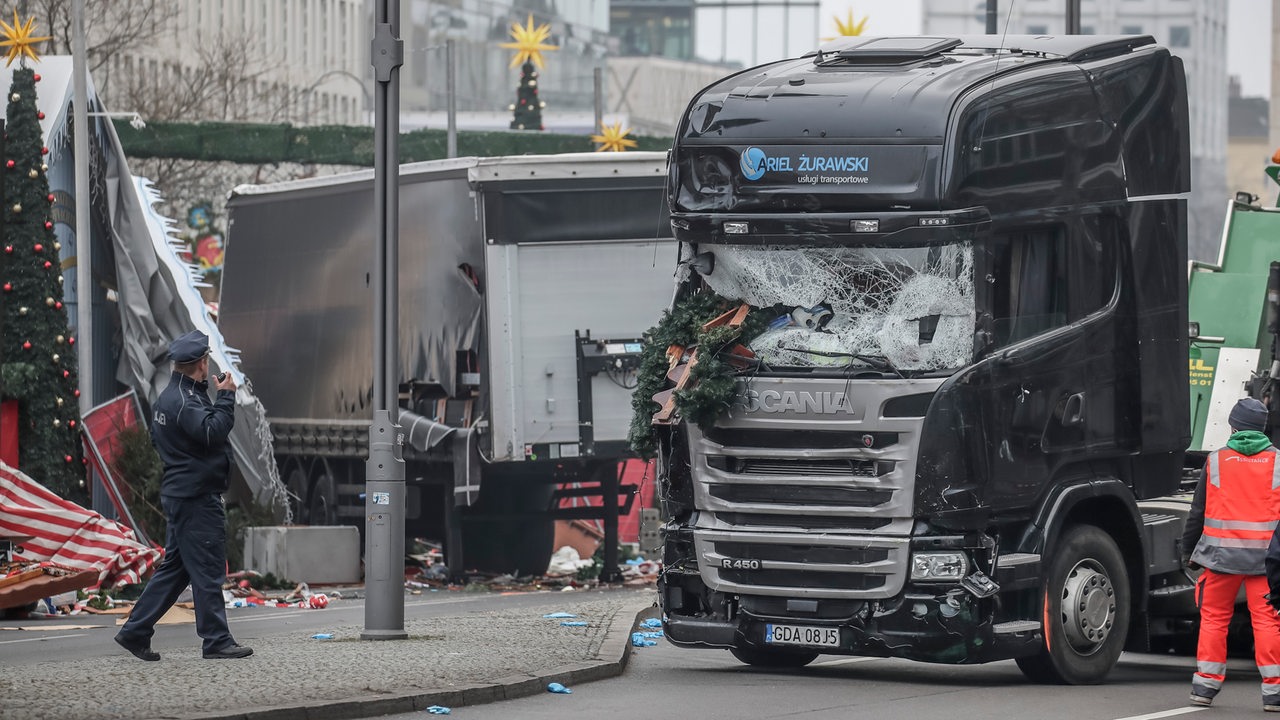 Der zerstörte LKW wird am 20.12.2016 am Weihnachtsmarkt am Breitscheidplatz in Berlin abgeschleppt. 