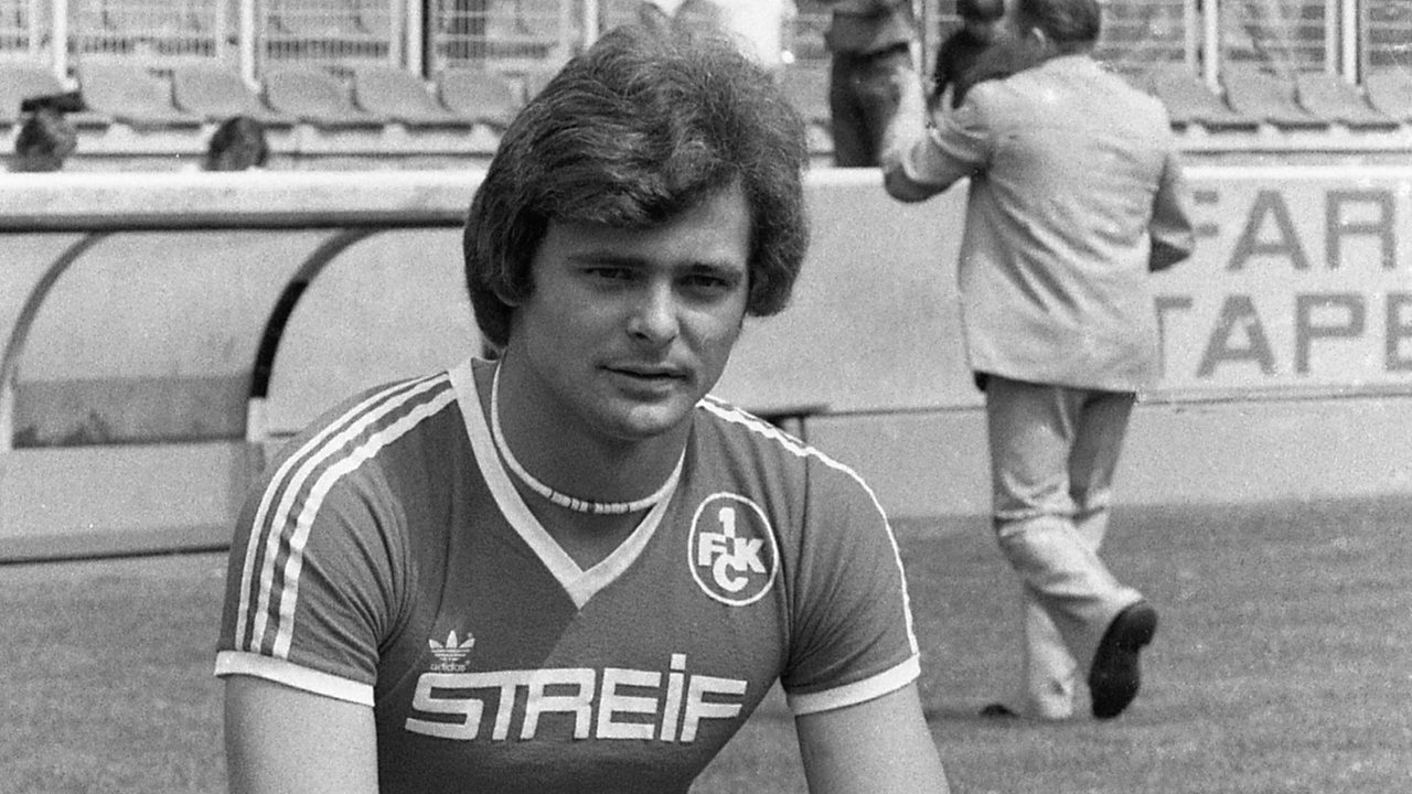 Fußballer Lutz Eigendorf posiert 1979 im Trikot von Kaiserslautern (Archivbild)