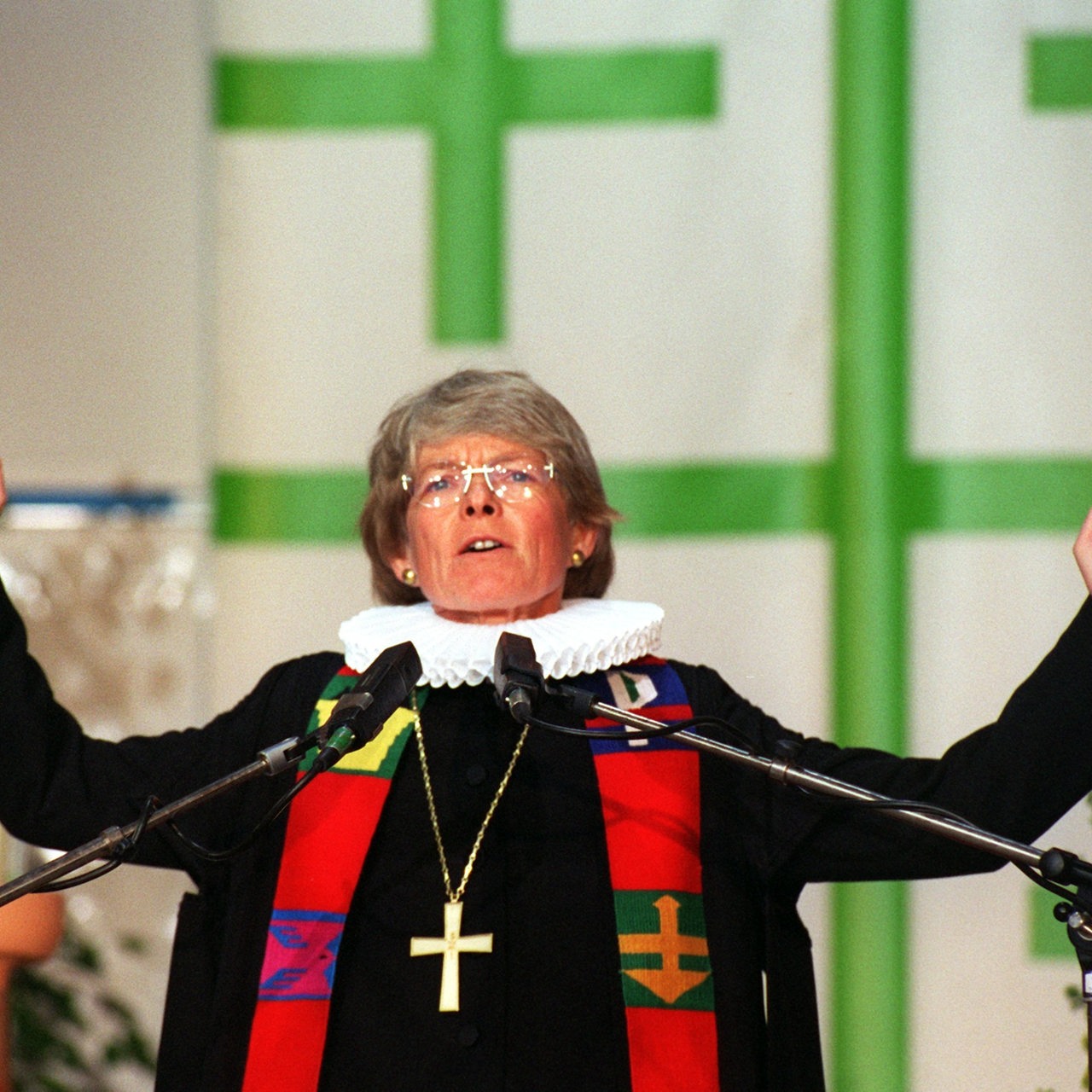 Die Hamburger Bischöfin Maria Jepsen segnet die Besucher des Eröffnungsgottesdienstes des 26. Kirchentages