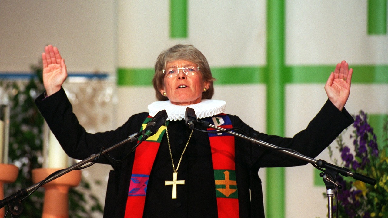 Die Hamburger Bischöfin Maria Jepsen segnet die Besucher des Eröffnungsgottesdienstes des 26. Kirchentages