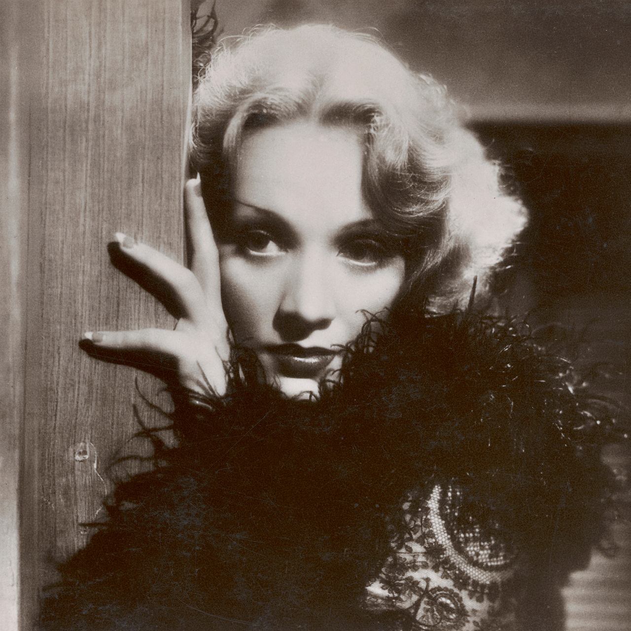 Porträt von Marlene Dietrich mit Federboa