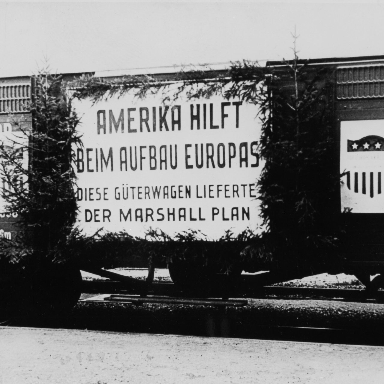 Geschmückter Eisenbahnwaggon während der Übergabe an die Deutsche Reichsbahn (Archivbild)