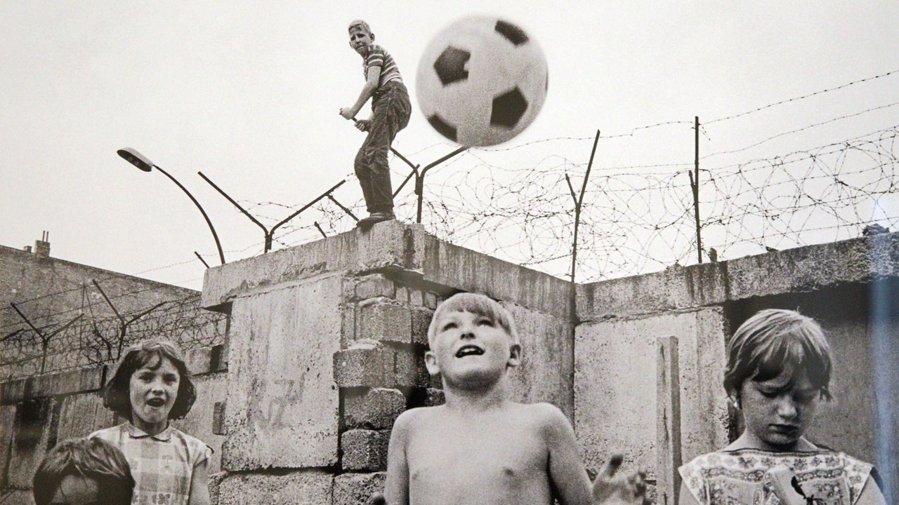 Spielende Kinder an der Berliner Mauer 1961