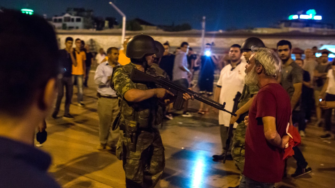 Türkischer Soldat bedroht Zivilisten auf dem Taksim-Platz in Istandbul (Archivbild) 