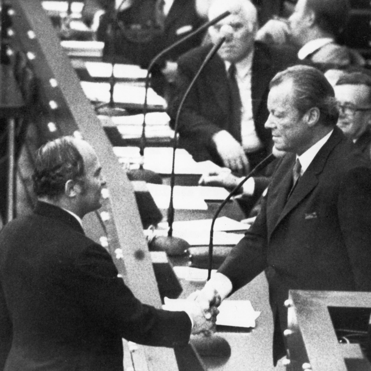 Der Unterlegene Rainer Barzel (CDU, l) gratuliert am 27.04.1972 in Bonn Bundeskanzler Willy Brandt (SPD), nachdem das von der CDU/CSU-Bundestagsfraktion angestrengte Konstruktive Misstrauensvotum gegen Brandt im Bundestag gescheitert ist.