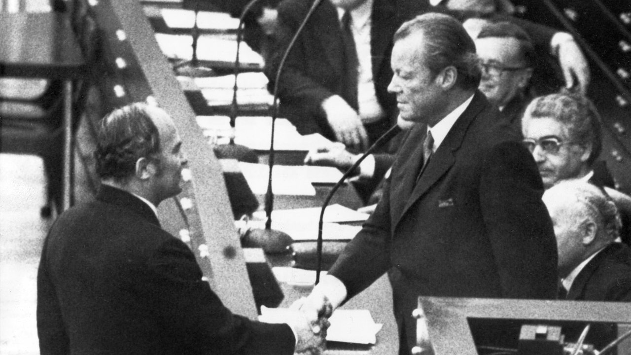 Der Unterlegene Rainer Barzel (CDU, l) gratuliert am 27.04.1972 in Bonn Bundeskanzler Willy Brandt (SPD), nachdem das von der CDU/CSU-Bundestagsfraktion angestrengte Konstruktive Misstrauensvotum gegen Brandt im Bundestag gescheitert ist.