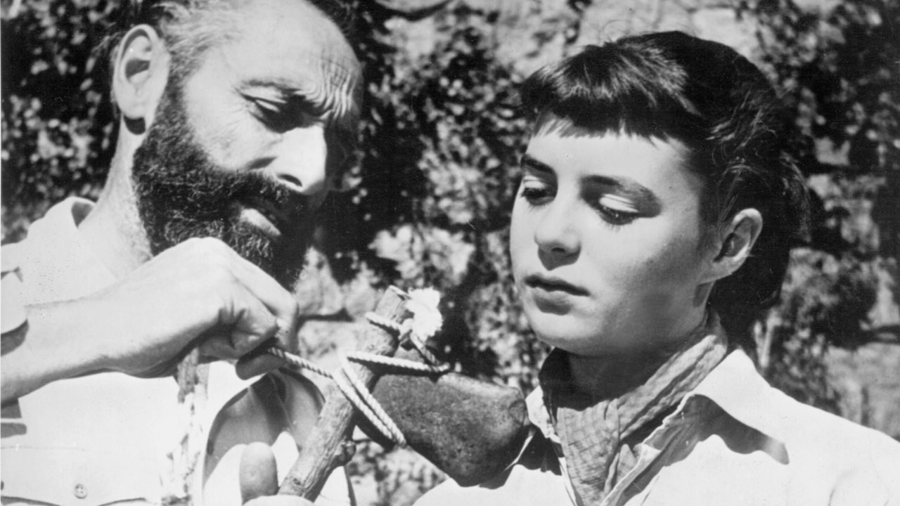 Der deutsche Kameramann, Forschungsreisende und Autor Hans Ertl zeigt seiner Tochter Monika Ausgrabungsstücke aus Südamerika (aufgenommen 1956)