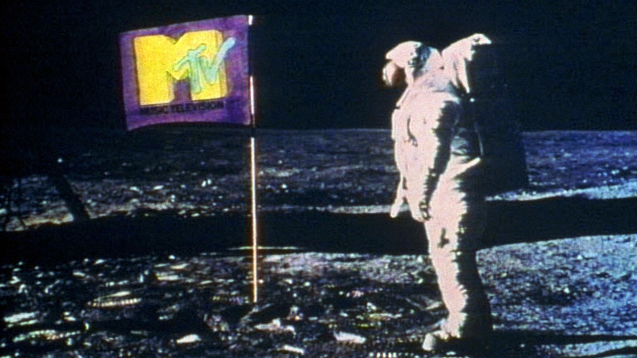 In den historischen Aufnahmen von der ersten Mondlandung, die Neil Armstrong beim Hissen der amerikanischen Flagge zeigen, wurde das Sternenbanner kurzerhand mit dem MTV-Logo ersetzt