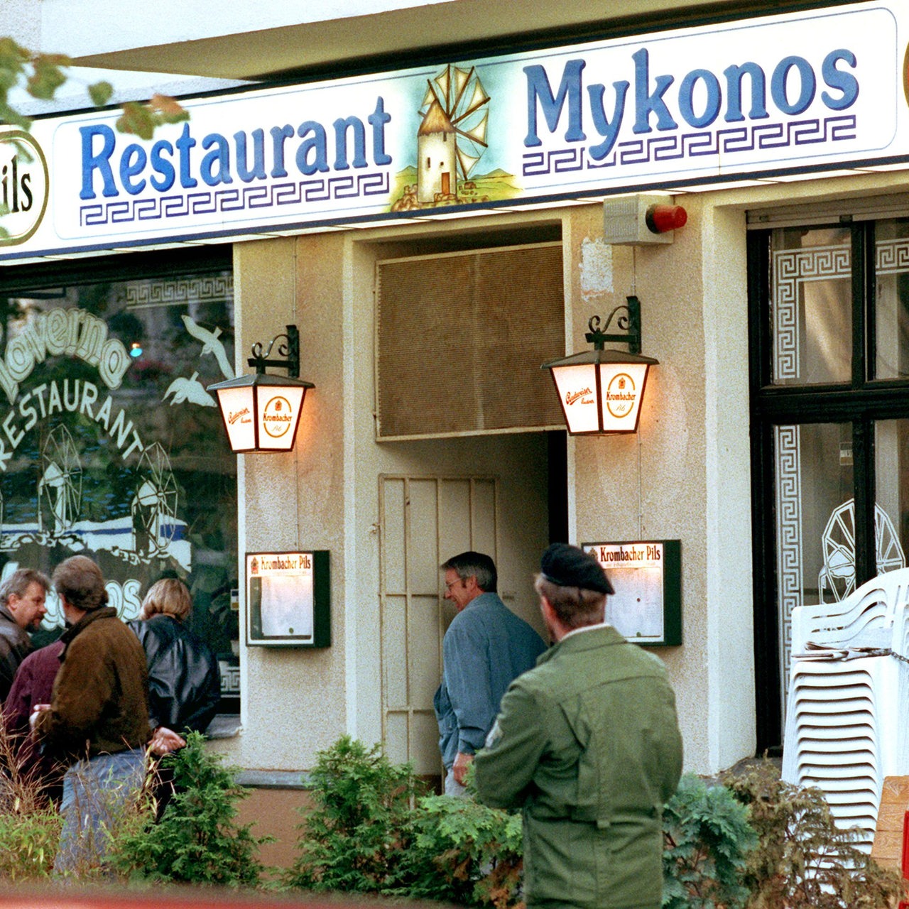 Polizeibeamte und Schaulustige am 18. September 1992 vor dem griechischen Lokal in Berlin-Wilmersdorf. 