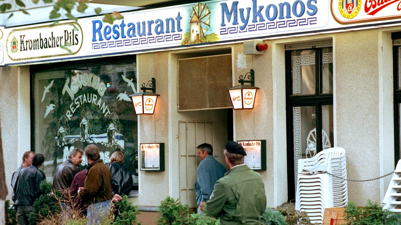 Polizeibeamte und Schaulustige am 18. September 1992 vor dem griechischen Lokal in Berlin-Wilmersdorf. 