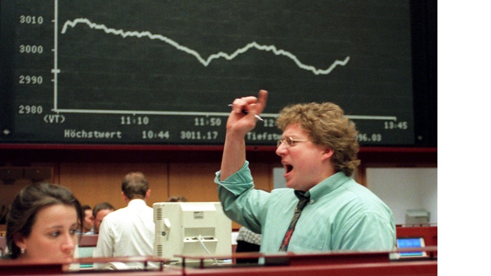 Ein Händler vor der angezeigten Kurve des Deutschen Aktien-Index in der Frankfurter Börse am 17.1.1997