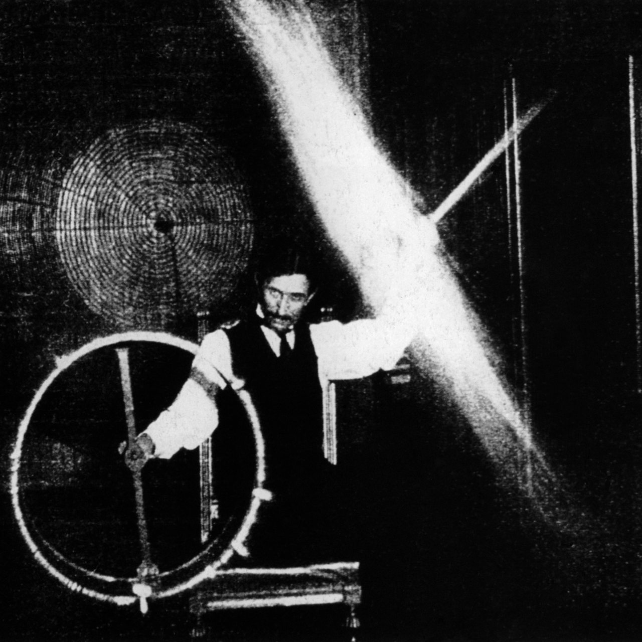 Nikola Tesla führt 1899 spektakuläre Demonstrationen der Elektrizität durch